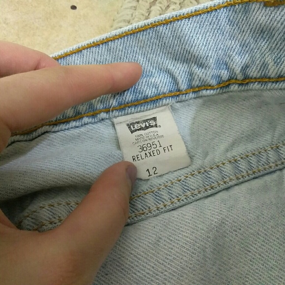 Vintage Levi Relaxed Fit Highwaist Denim Shorts - Picture 4 of 8